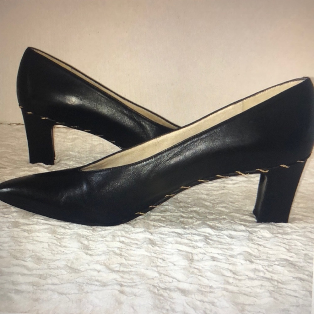 STUART WEITZMAN | Black Leather Pump Size 10.5N Narrow - excellent condition!